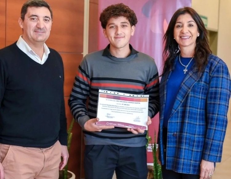 Entregan certificados a alumnos por sus prácticas educativas