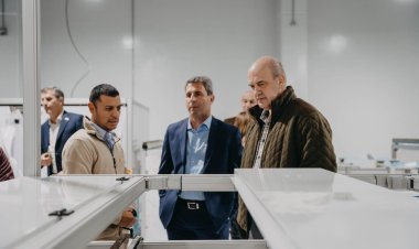 Uñac supervisó los avances de la Fábrica de Paneles Solares