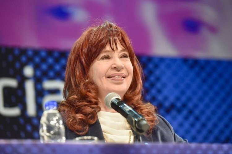 CFK reapareció en público y se metió en campaña