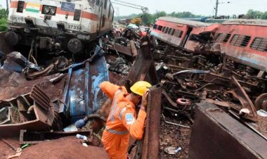 Ascienden a 13 los muertos por el choque de dos trenes en India
