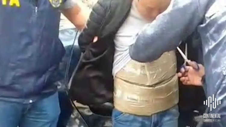 Tres detenidos con casi medio millón de dólares pegados en sus cuerpos