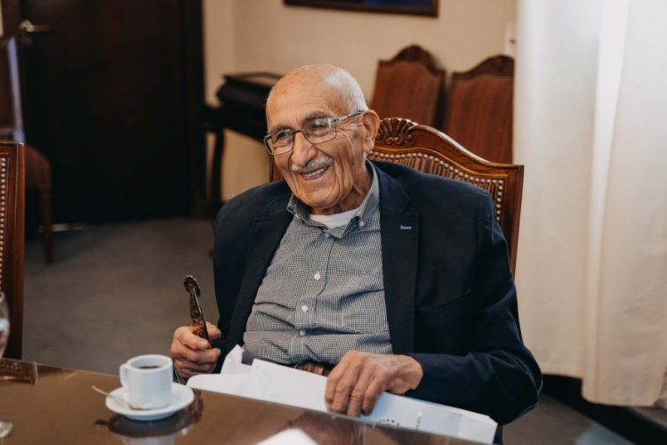 Un militante de 92 años desayunó con el gobernador