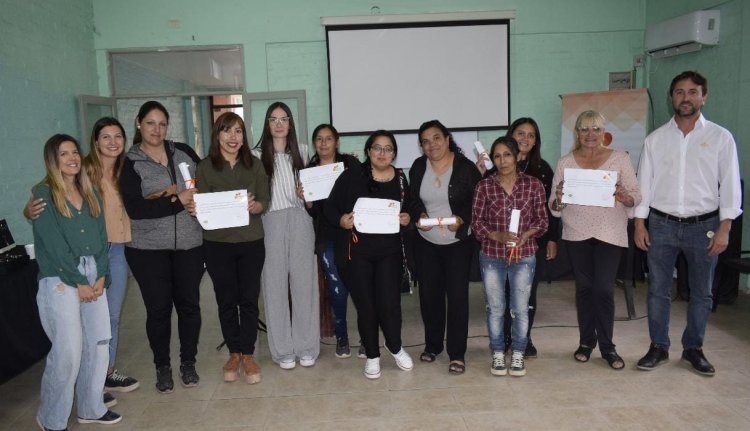 Entrega de certificados del taller de Joyería "Agregando Valores"