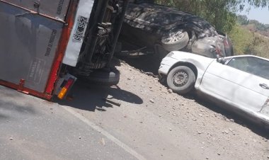 Casi una decena de vehículos destruidos en la puerta del Penal de Chimbas