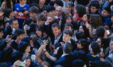 Rodeado de estudiantes, Sergio Massa defendió la educación pública