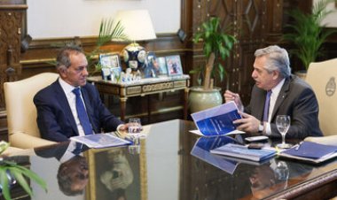 Fernández cuestiona que Scioli pueda seguir de embajador con Milei