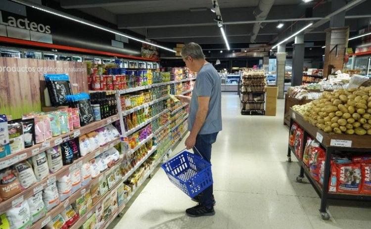 La inflación desaceleró en octubre: fue del 8,3%