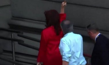 Cristina Kirchner hizo un gesto de "fuck you" antes de entrar al Congreso