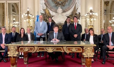 Milei anunció 300 reformas, propuso modificar el régimen laboral, suspender la normativa sobre alquileres y habilitar privatizaciones.