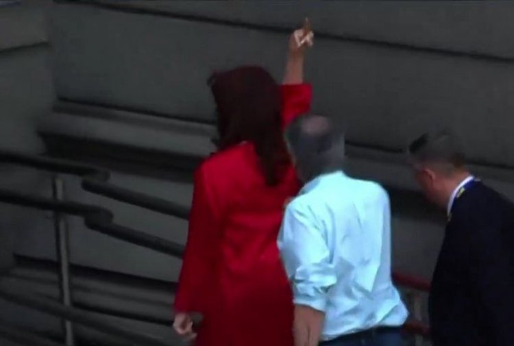 Cristina Kirchner hizo un gesto de "fuck you" antes de entrar al Congreso