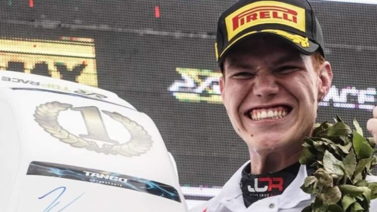 El campeón Juan Cruz Roca ganó y festejó en el Top Race Junior