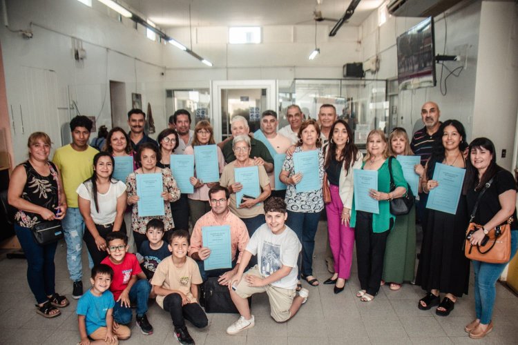 Romina Rosas entregó 14 escrituras a familias del B° Industrial