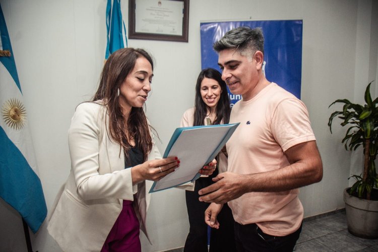 Romina Rosas entregó 14 escrituras a familias del B° Industrial