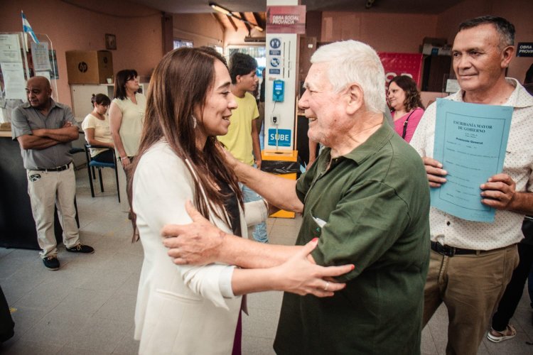 Romina Rosas entregó 14 escrituras a familias del B° Industrial
