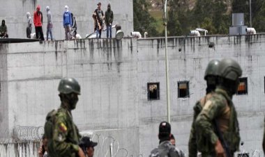 La Policía ecuatoriana liberó a once funcionarios retenidos por los presos