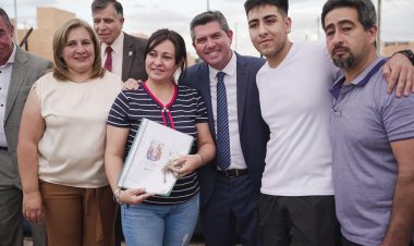 Orrego entregó las llaves de 57 viviendas a familias de San Martín