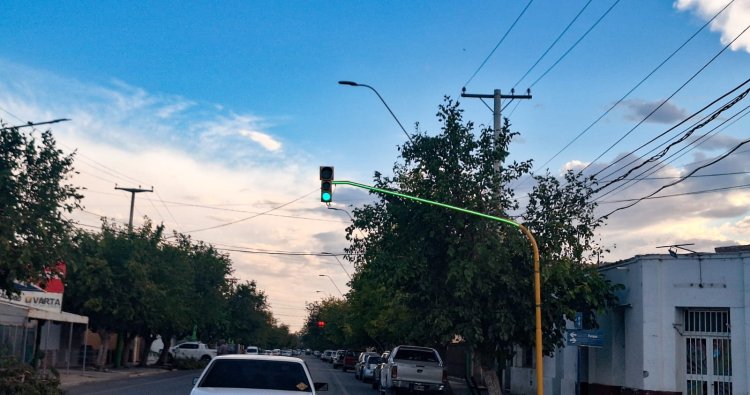 Pocito coloca semáforos con tiras Led en esquinas estratégicas