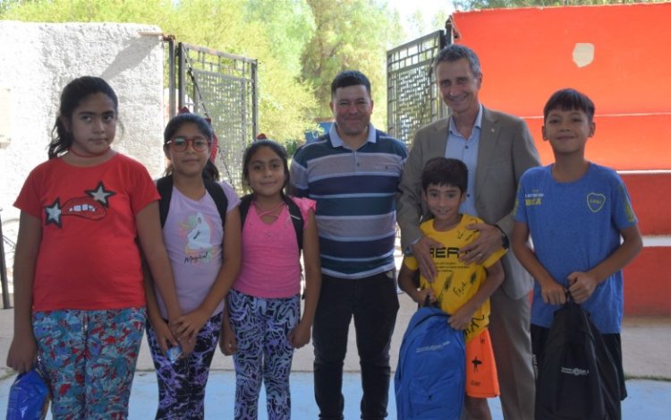 Entregaron más de 700 kits escolares en dos departamentos