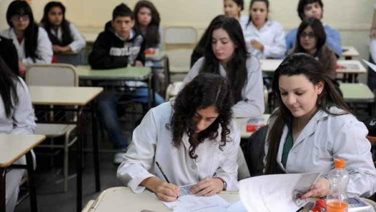 Secundaria: alumnos podrán pasar de año solo con dos materias previas