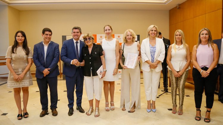 El gobernador Orrego inauguró la muestra “Mujeres que dejan huellas”