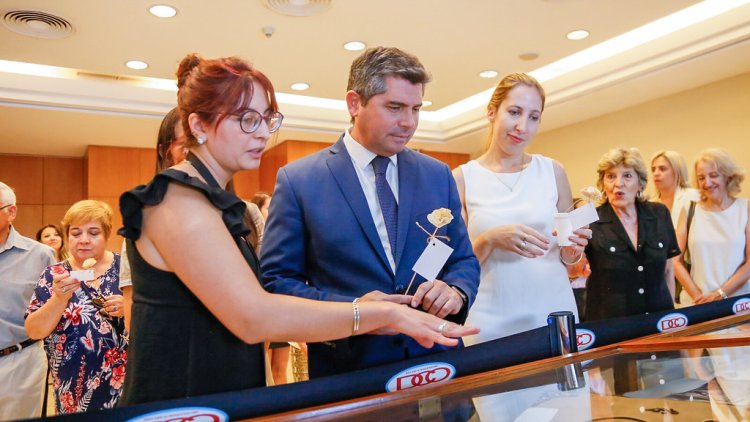 El gobernador Orrego inauguró la muestra “Mujeres que dejan huellas”