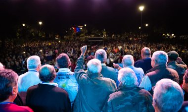 Miles de sanjuaninos acompañaron a los Veteranos en la plaza España
