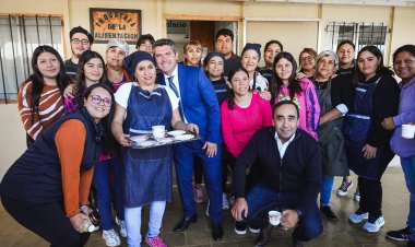 Orrego comenzó su visita a Iglesia en una escuela