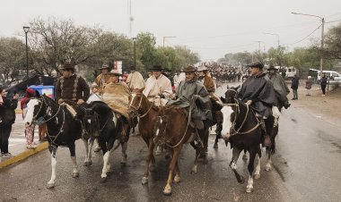 El gobernador Orrego acompañó la llegada de la XXXIII Cabalgata de Fe a la Difunta Correa