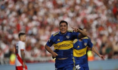 Boca se quedó con un Superclásico polémico al vencer a River