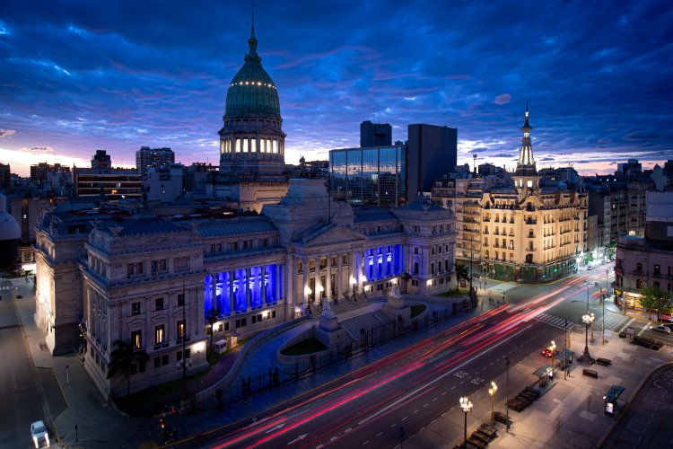 El Congreso se iluminó de azul en honor a los veteranos y caídos en Malvinas