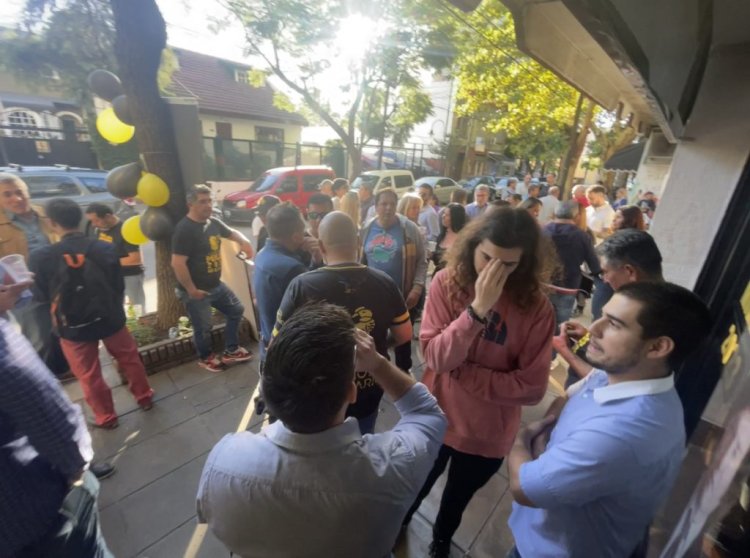 Dos cuadras de Cola en Palermo para afiliarse a La Libertad Avanza