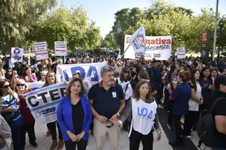 La medida de fuerza convocada por los gremios docentes tuvo 35% de acatamiento