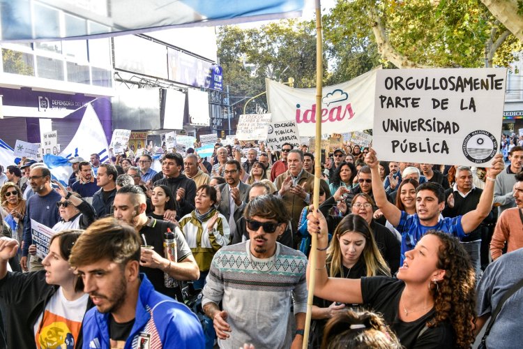 Multitudinaria marcha en DEFENSA de la Educación Pública en San Juan