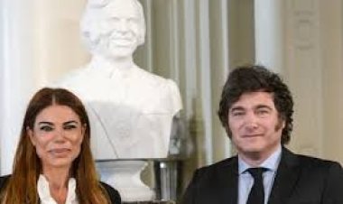Milei inauguró el busto de Menem en Casa Rosada