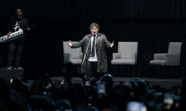 Milei inició la presentación de su libro con un espectáculo musical
