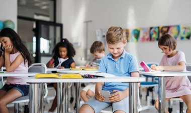 Abusar del celular afecta el rendimiento del alumno