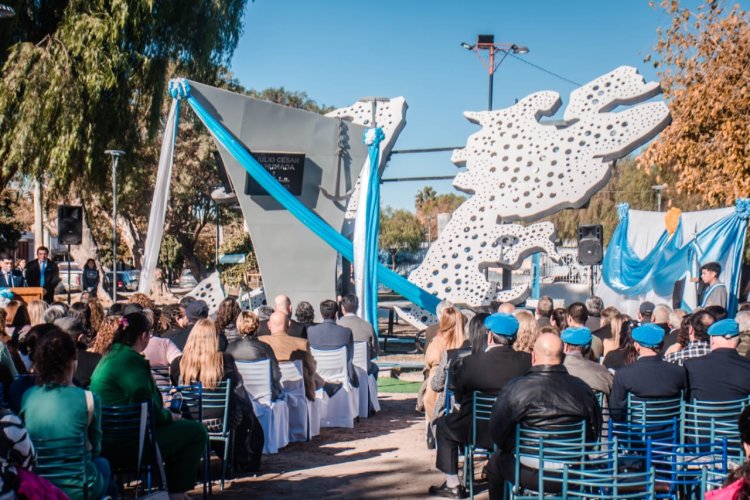Romina Rosas presente en el homenaje a los caídos en el hundimiento del ARA General Belgrano