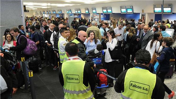 Aerolíneas Argentinas canceló 200 vuelos por el paro