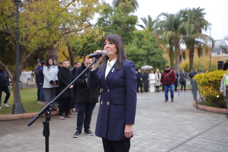 En el Día de la Patria la bandera fue izada por la intendente Laciar