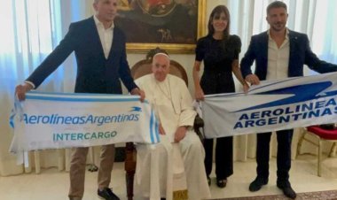 El papa Francisco se fotografió con Aeronavegantes y una bandera de respaldo a Aerolíneas