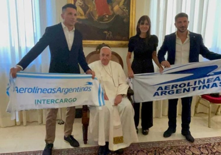 El papa Francisco se fotografió con Aeronavegantes y una bandera de respaldo a Aerolíneas