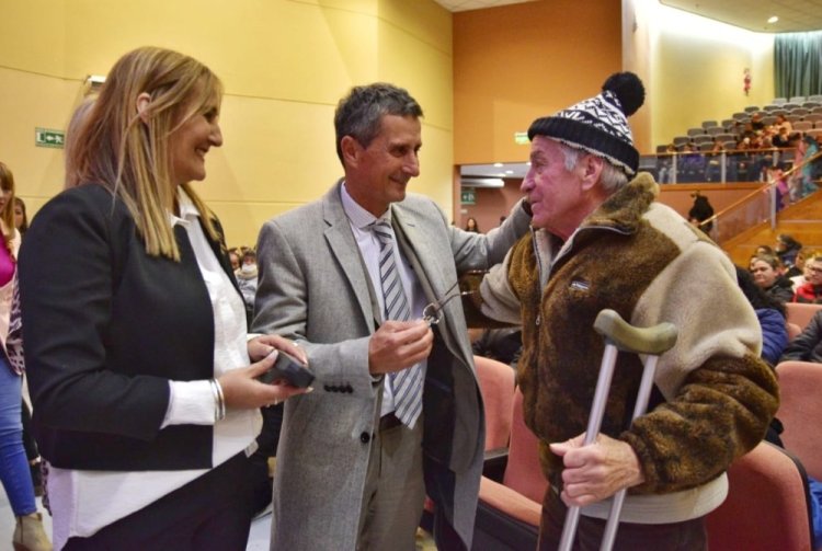 El Ministerio de Familia y Desarrollo Humano entregó 600 lentes