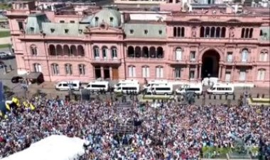 Javier Milei invitó al plantel campeón a celebrar en el balcón de Casa Rosada