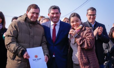 Orrego entregó las llaves de nuevas viviendas a familias en Rawson