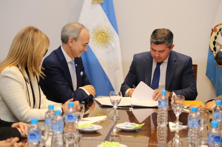 Orrego firmó un convenio con Nación para mejorar la infraestructura escolar de San Juan