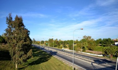 Ahorro en iluminación: colocarán paneles solares en toda la Circunvalación