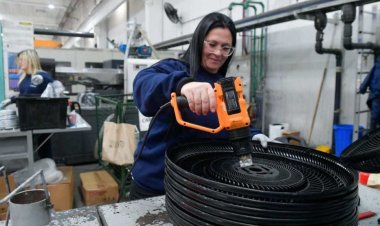 La industria se desplomó un 20% en junio y se aleja la recuperación