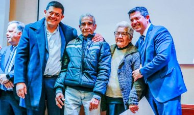 Matías Espejo acompañó a vecinos de Niquivil a recibir sus escrituras