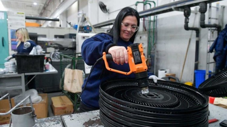 La industria se desplomó un 20% en junio y se aleja la recuperación