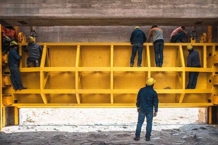 Colocaron las compuertas del dique Ignacio de la Roza tras ser reparadas